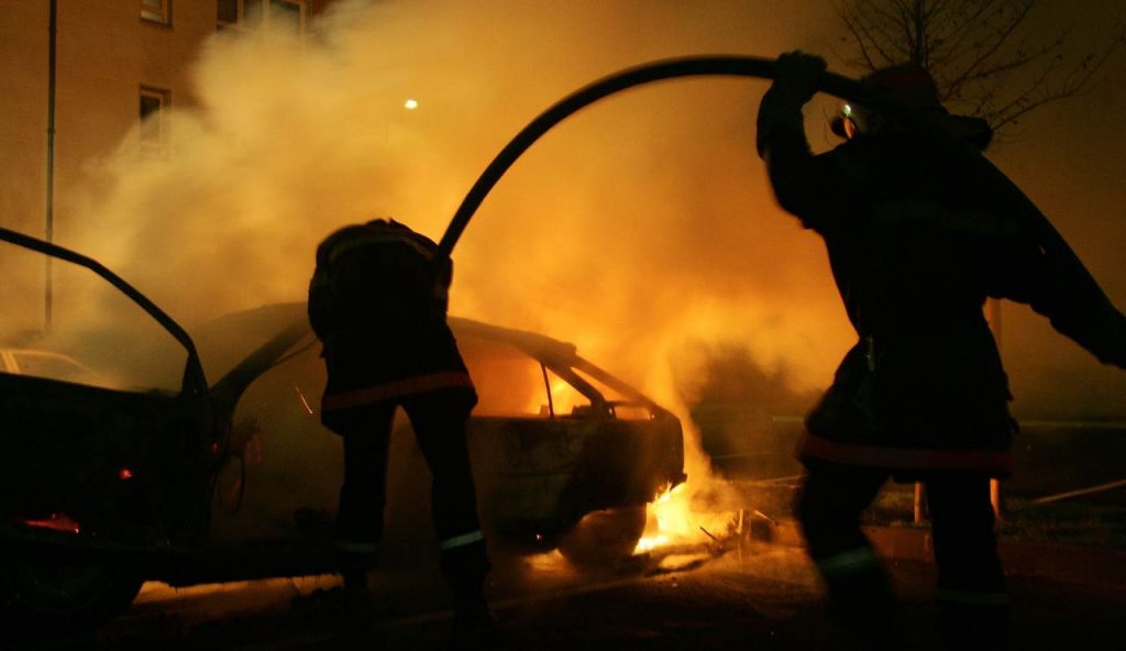 Primo piano della fiamma accesa su un accenditore a gas di accensione .  Concetto di carenza di gas e crisi Foto stock - Alamy